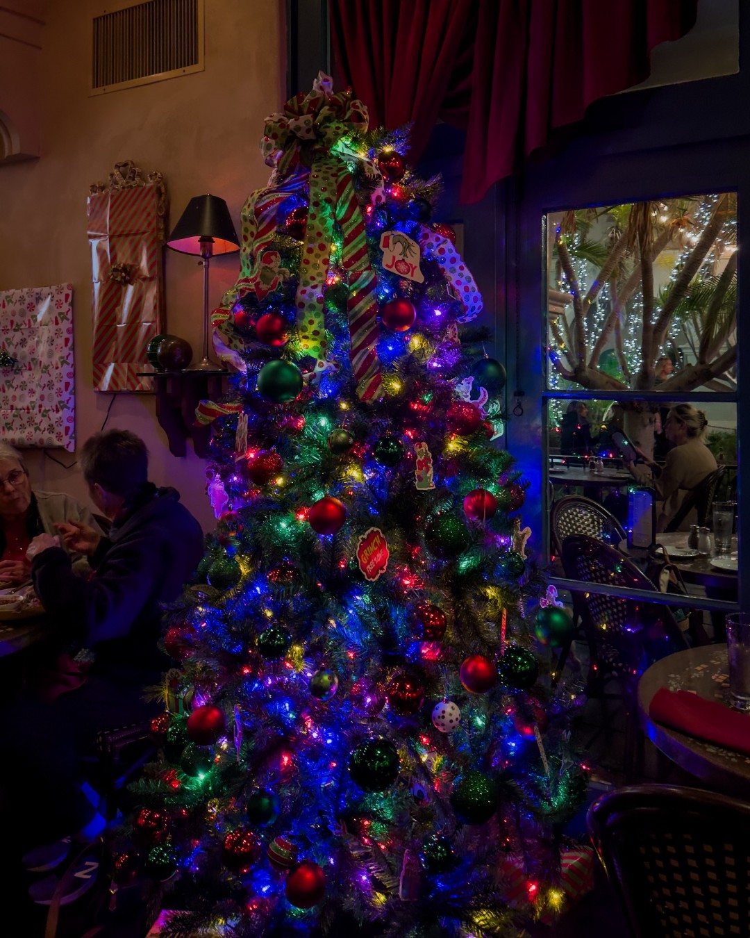 Spread some holiday cheer for all to hear! Join us on December 11 and 18 for The Prado's Christmas Caroling sing-along from 6-8pm in The Prado Lounge 🎅🎶